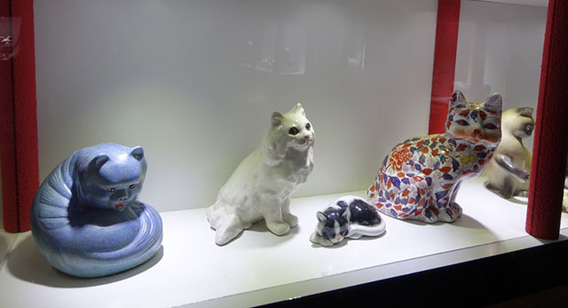 Museo del gatto di teramo in vetrina in ceramica un gatto cinese 