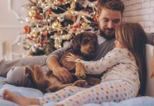 famiglia-cane-regali-sul-letto-abbracciati