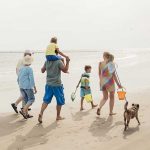 Famiglia in spiaggia con il cane