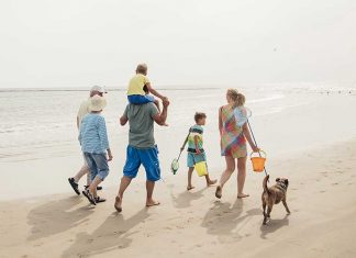 Vacanza con gli animali: la struttura pet- friendly Famiglia in spiaggia con il cane