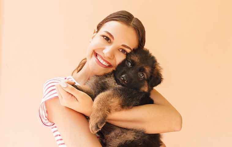 Propiretaria con il cucciolo di pastore tedesco in braccio