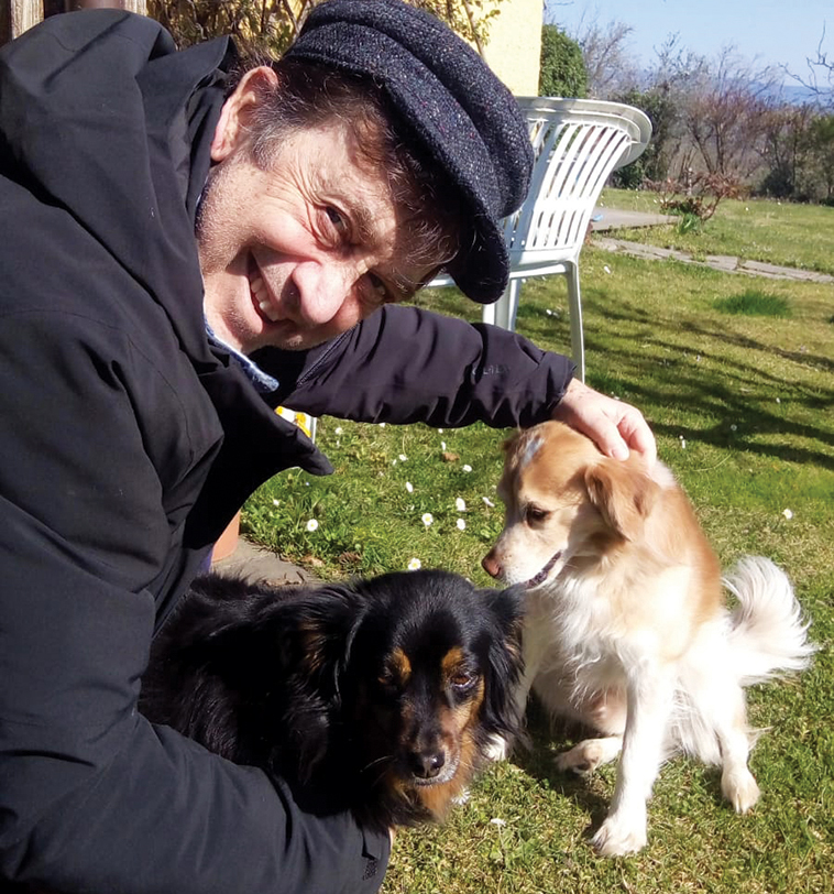 L'attore Massimo Wertmuller assieme ai due suoi cani Rocco e Pupetta