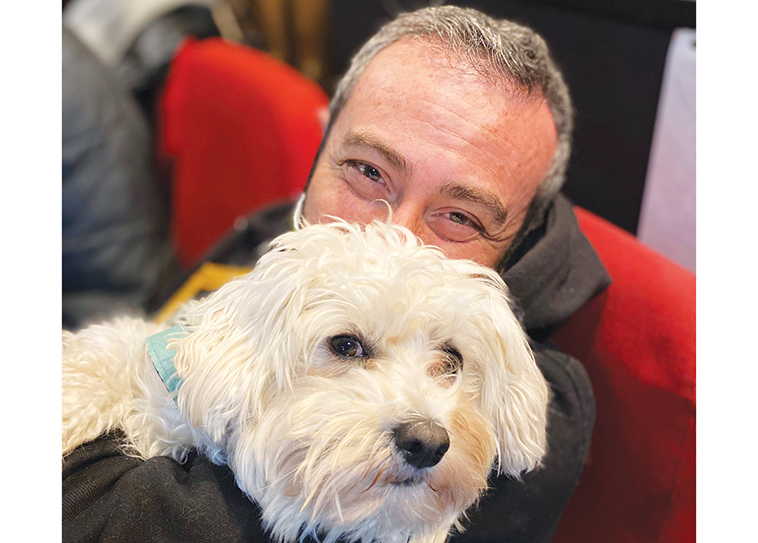 Claudio Insegno Attore Regista doppiatore con il suo cane Burt