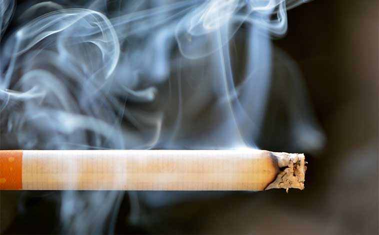 Una sigaretta in primo piano per il fumo passivo