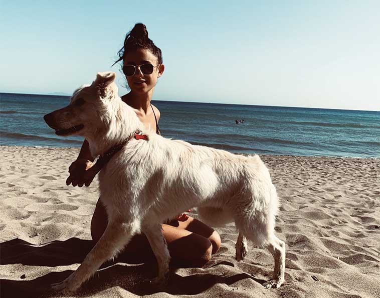 Caterina Neri con la sua cagnolina al mare Nina
