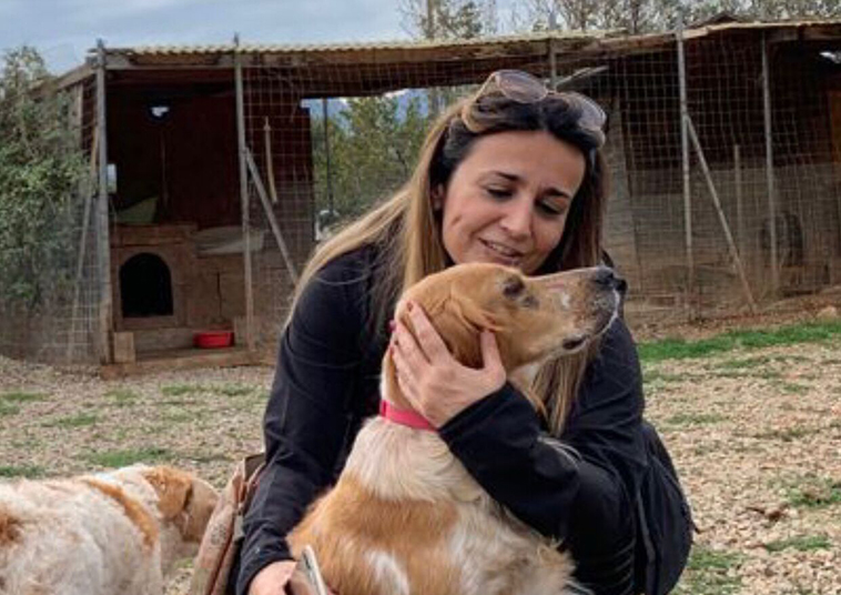 Deputata Emanuela Corda che accarezza un bellessimo cane del canile