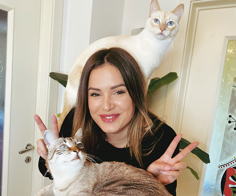 Marta Pasqualato con i suoi gatti Bojack e Coco