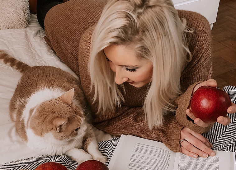 Lara Bolsieri mentre legge un libro con un suo gatto