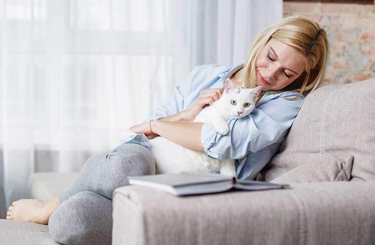 Ragazza con il gatto in braccio