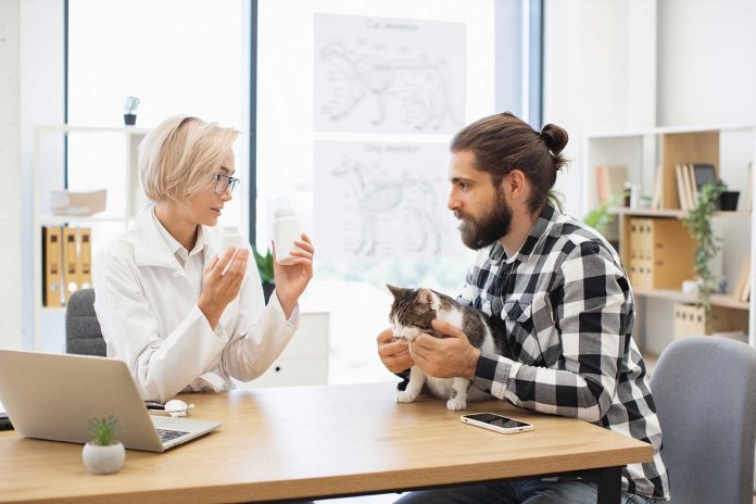 iStock-2207185546-proprietario-pet-controllo-medico Prendersi-cura-del-proprio-animale-domestico