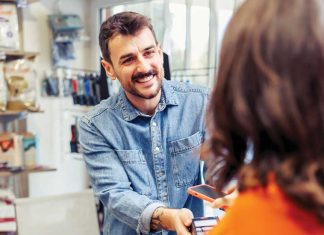 Shopping online & offline iStock-2202158134-acquisti-online-e-offline