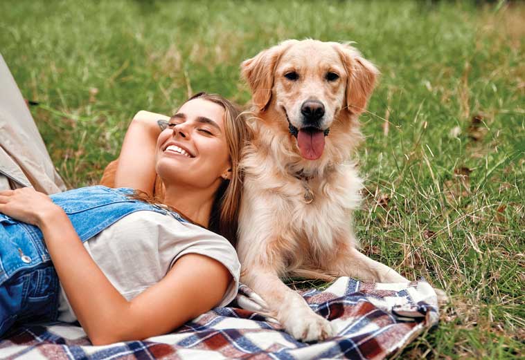 Ragazza in montagna con il suo cane